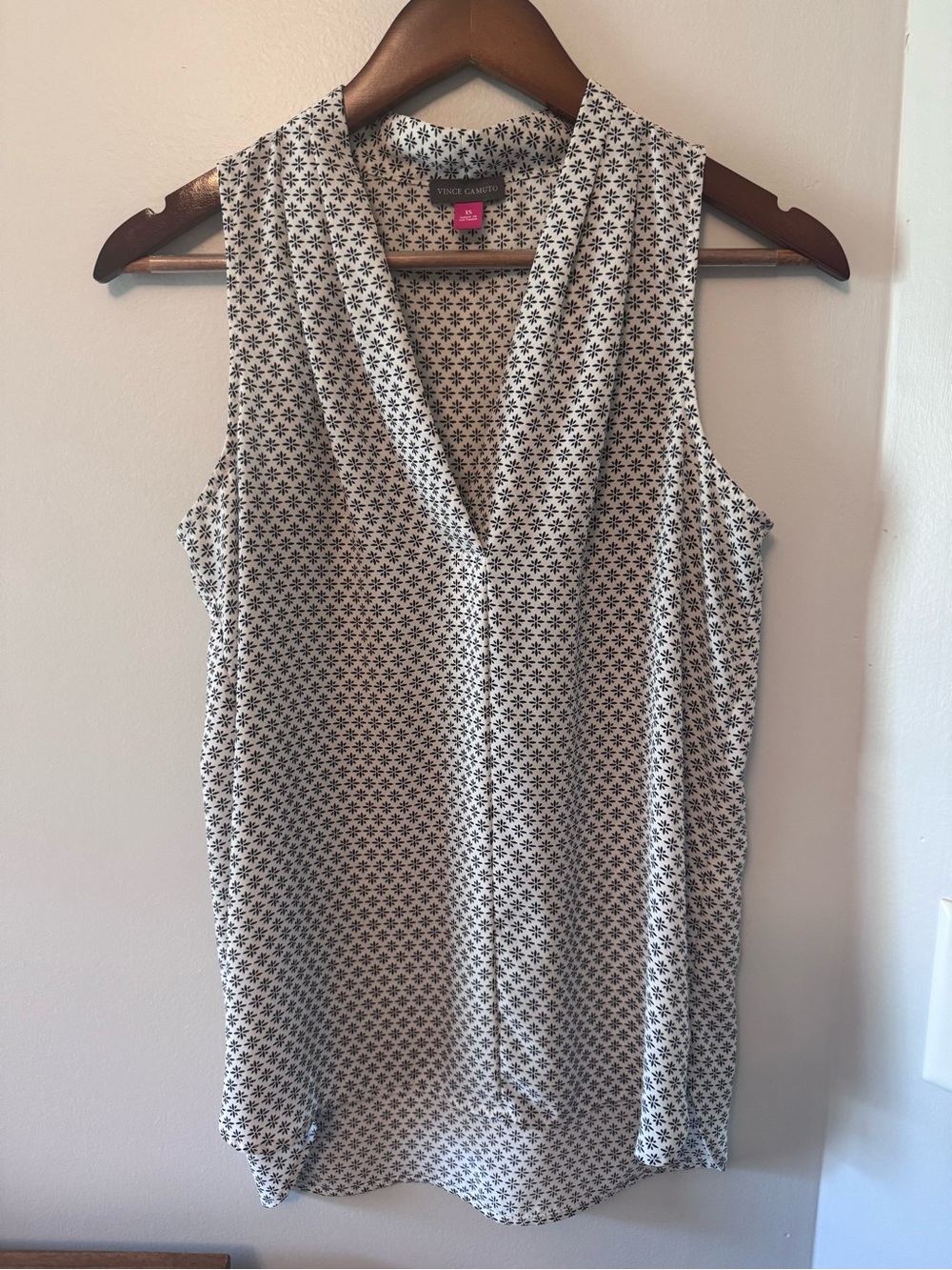 Vince Camuto White and Black V-neck Sleeveless Blouse